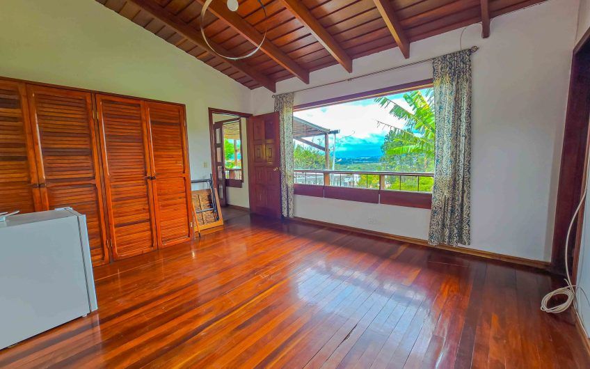 Casa de Una Planta con vista y jardín de 3 habit. en Piedades Santa Ana