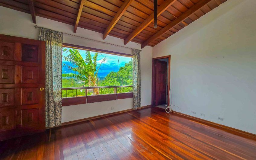 Casa de Una Planta con vista y jardín de 3 habit. en Piedades Santa Ana