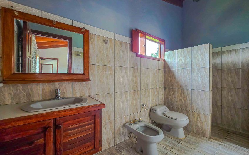 Casa de Una Planta con vista y jardín de 3 habit. en Piedades Santa Ana