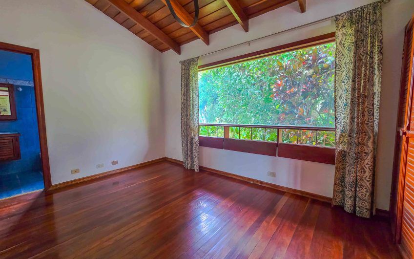 Casa de Una Planta con vista y jardín de 3 habit. en Piedades Santa Ana