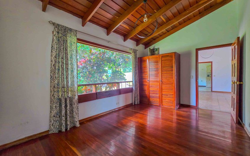 Casa de Una Planta con vista y jardín de 3 habit. en Piedades Santa Ana