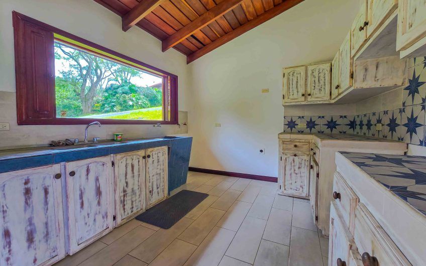 Casa de Una Planta con vista y jardín de 3 habit. en Piedades Santa Ana