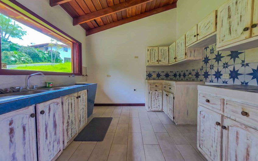 Casa de Una Planta con vista y jardín de 3 habit. en Piedades Santa Ana