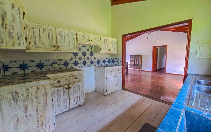 Casa de Una Planta con vista y jardín de 3 habit. en Piedades Santa Ana