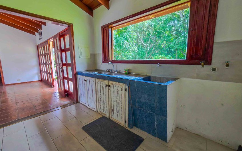 Casa de Una Planta con vista y jardín de 3 habit. en Piedades Santa Ana