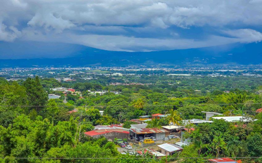 Casa de Una Planta con vista y jardín de 3 habit. en Piedades Santa Ana