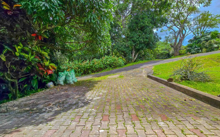 Casa de Una Planta con vista y jardín de 3 habit. en Piedades Santa Ana