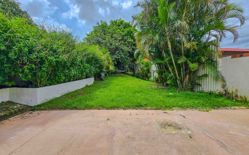 Casa de Una Planta con 461 m2 de lote en Santa Ana Piedades