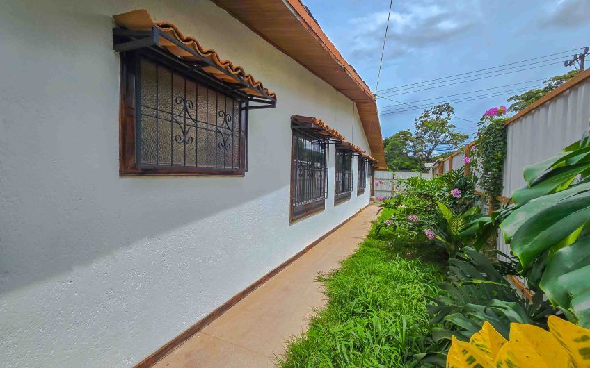 Casa de Una Planta con 461 m2 de lote en Santa Ana Piedades