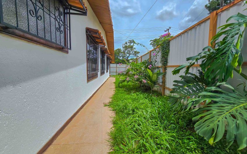 Casa de Una Planta con 461 m2 de lote en Santa Ana Piedades