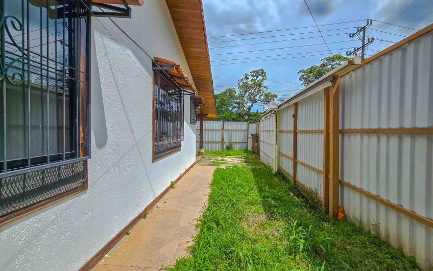 Casa de Una Planta con 461 m2 de lote en Santa Ana Piedades