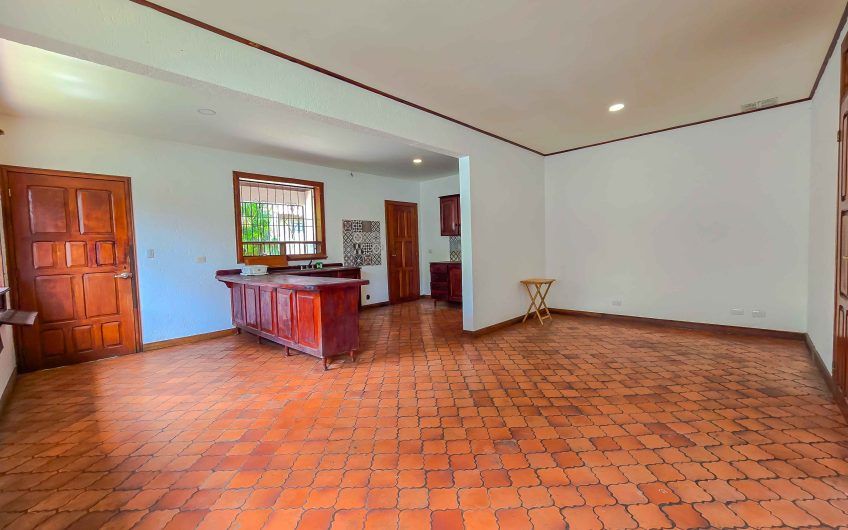 Casa de Una Planta con 461 m2 de lote en Santa Ana Piedades