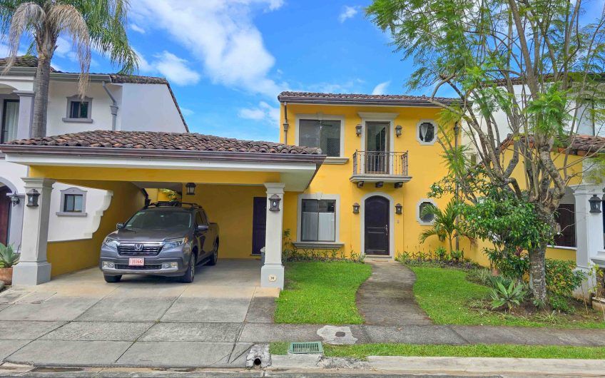 Puerta de Hierro Santa Ana! Condo de 3 habit. con jardín