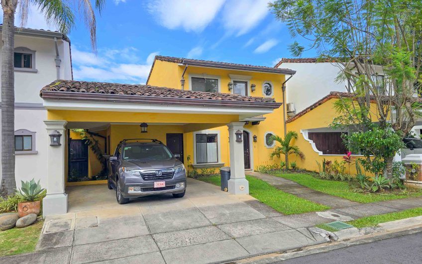 Puerta de Hierro Santa Ana! Condo de 3 habit. con jardín