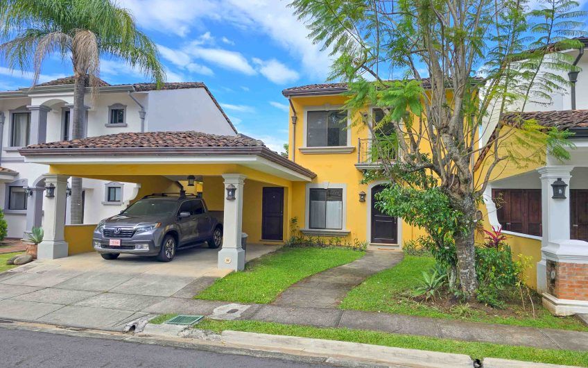 Puerta de Hierro Santa Ana! Condo de 3 habit. con jardín