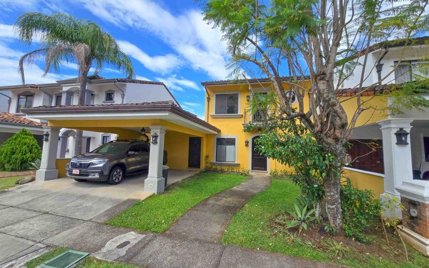 Puerta de Hierro Santa Ana! Condo de 3 habit. con jardín