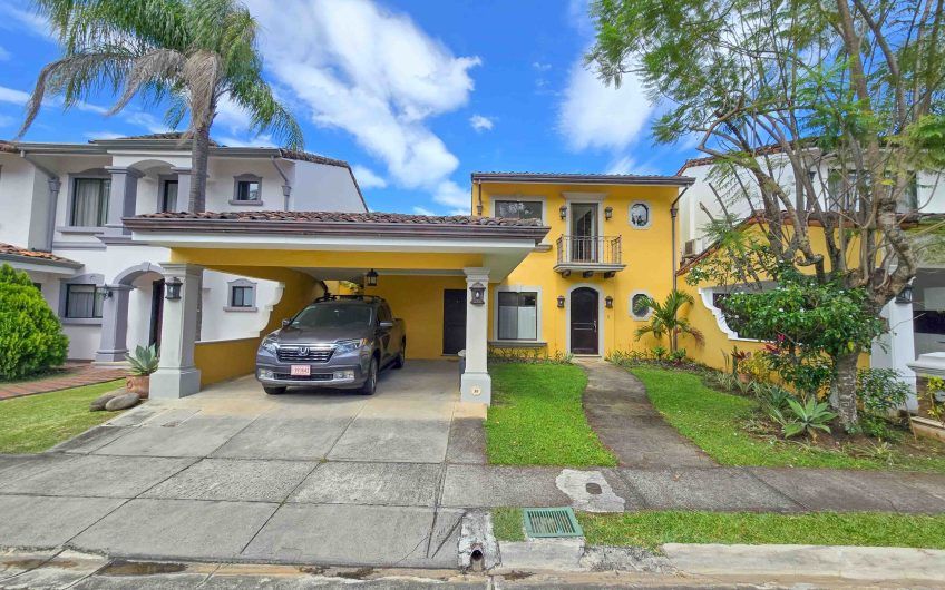 Puerta de Hierro Santa Ana! Condo de 3 habit. con jardín