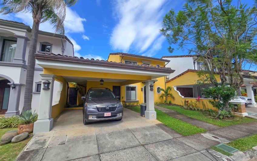 Puerta de Hierro Santa Ana! Condo de 3 habit. con jardín