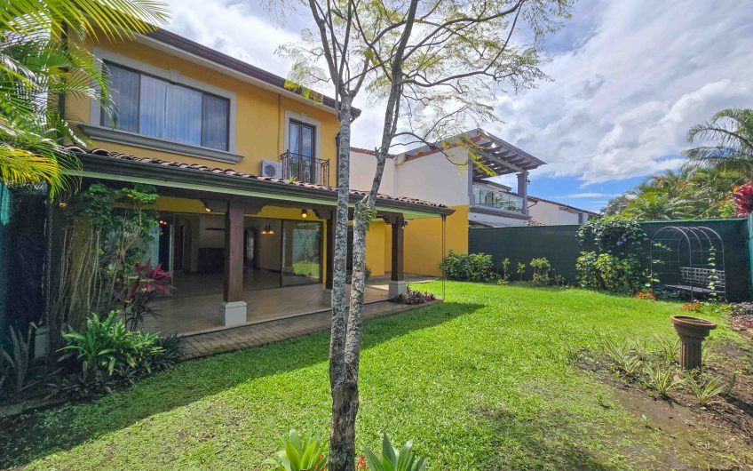 Puerta de Hierro Santa Ana! Condo de 3 habit. con jardín