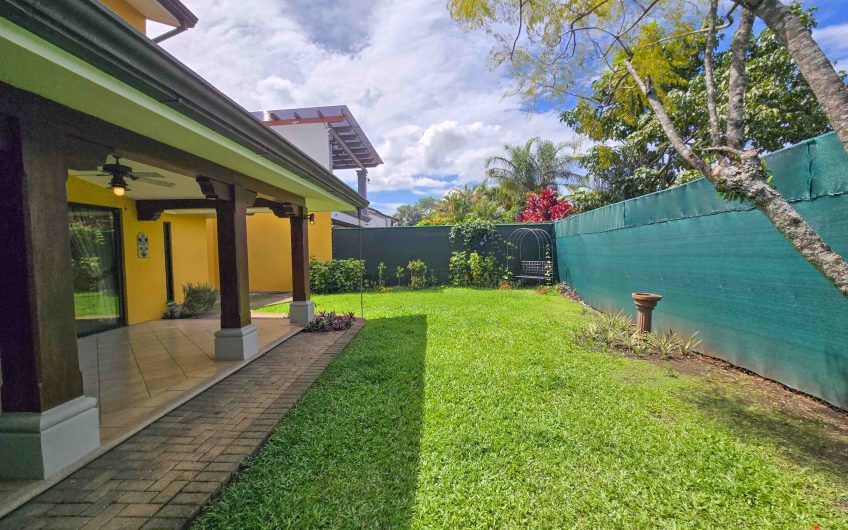 Puerta de Hierro Santa Ana! Condo de 3 habit. con jardín