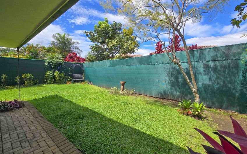 Puerta de Hierro Santa Ana! Condo de 3 habit. con jardín