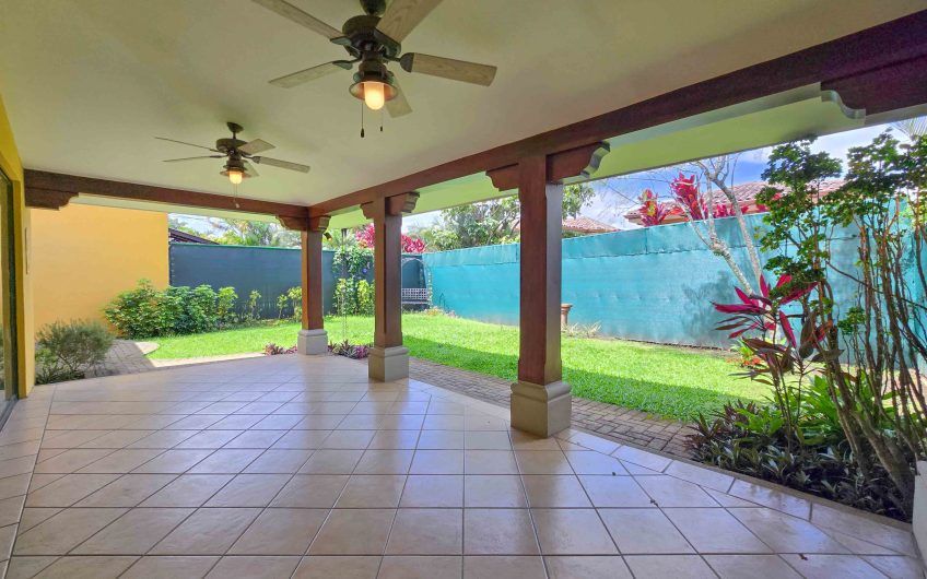 Puerta de Hierro Santa Ana! Condo de 3 habit. con jardín