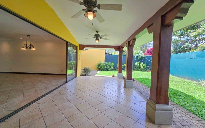 Puerta de Hierro Santa Ana! Condo de 3 habit. con jardín