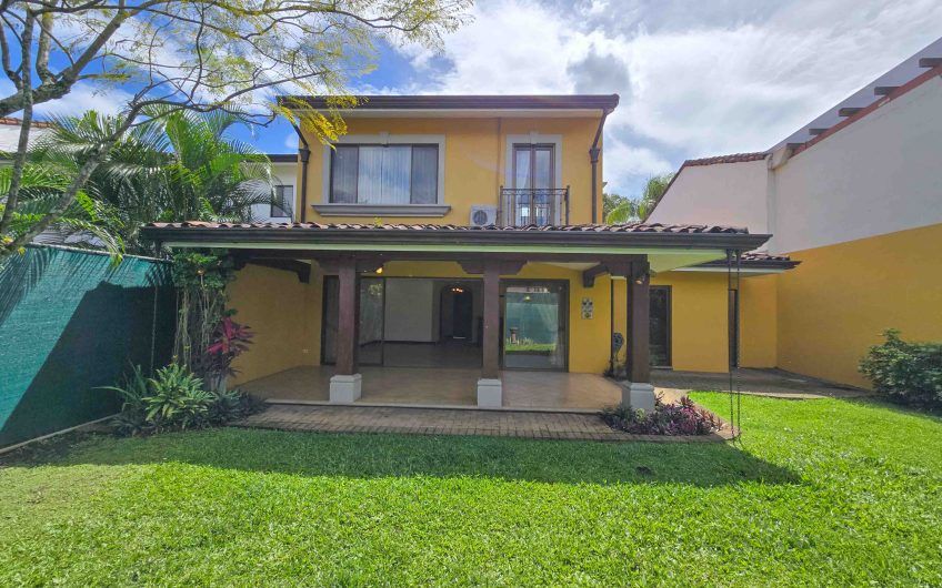 Puerta de Hierro Santa Ana! Condo de 3 habit. con jardín