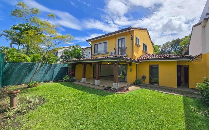 Puerta de Hierro Santa Ana! Condo de 3 habit. con jardín