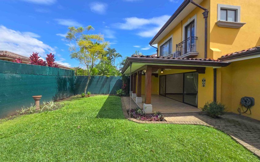 Puerta de Hierro Santa Ana! Condo de 3 habit. con jardín