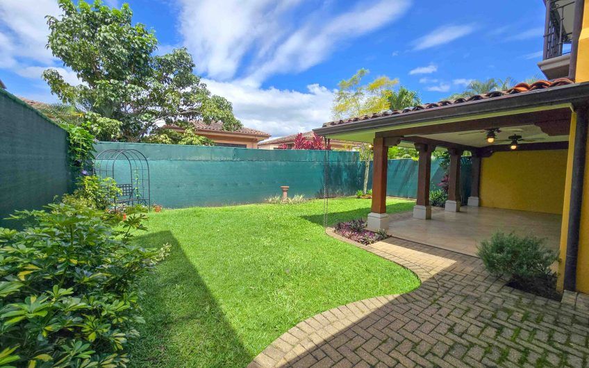 Puerta de Hierro Santa Ana! Condo de 3 habit. con jardín