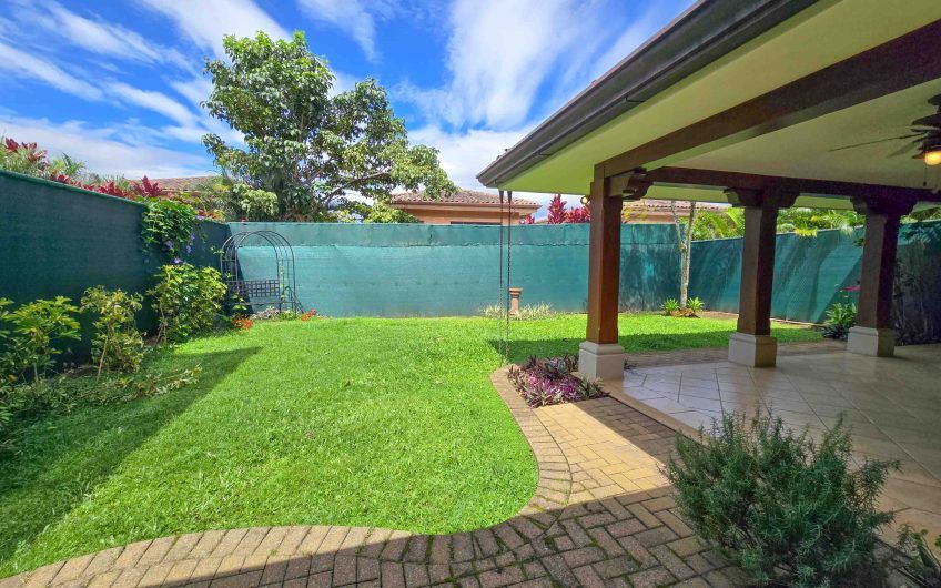 Puerta de Hierro Santa Ana! Condo de 3 habit. con jardín