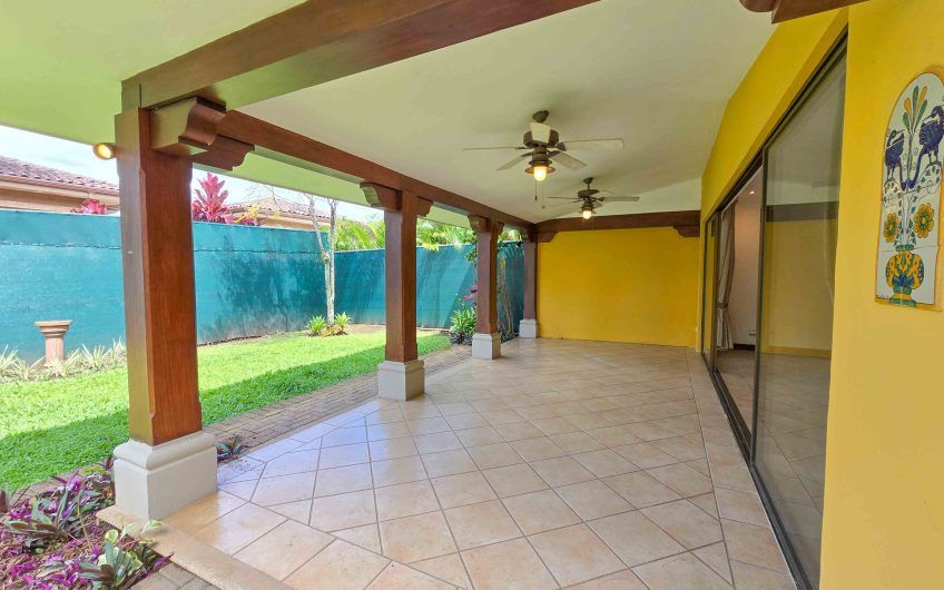 Puerta de Hierro Santa Ana! Condo de 3 habit. con jardín