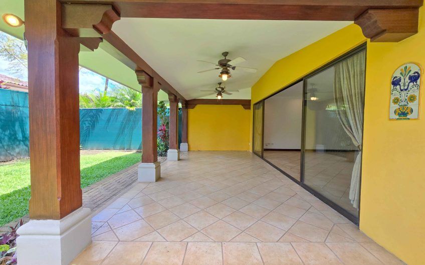 Puerta de Hierro Santa Ana! Condo de 3 habit. con jardín