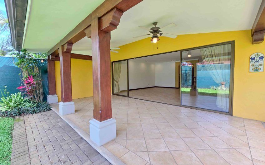 Puerta de Hierro Santa Ana! Condo de 3 habit. con jardín