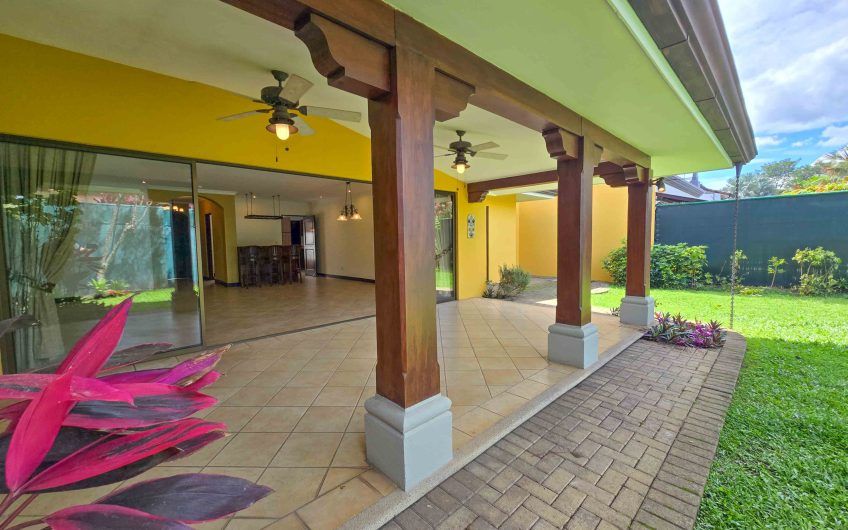 Puerta de Hierro Santa Ana! Condo de 3 habit. con jardín