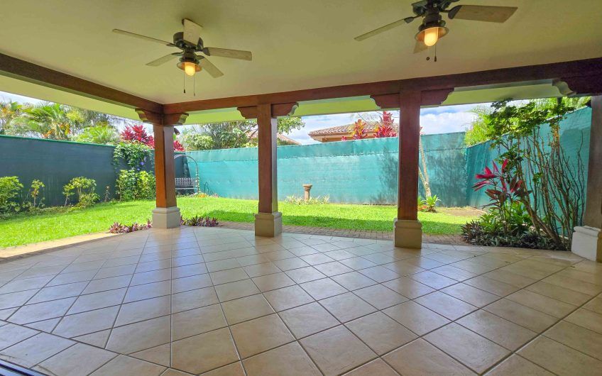 Puerta de Hierro Santa Ana! Condo de 3 habit. con jardín