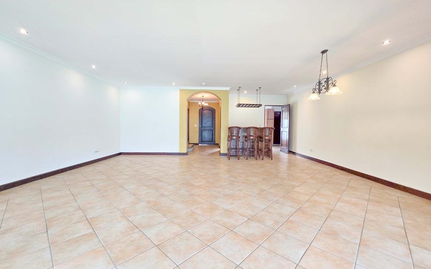 Puerta de Hierro Santa Ana! Condo de 3 habit. con jardín