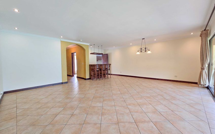 Puerta de Hierro Santa Ana! Condo de 3 habit. con jardín