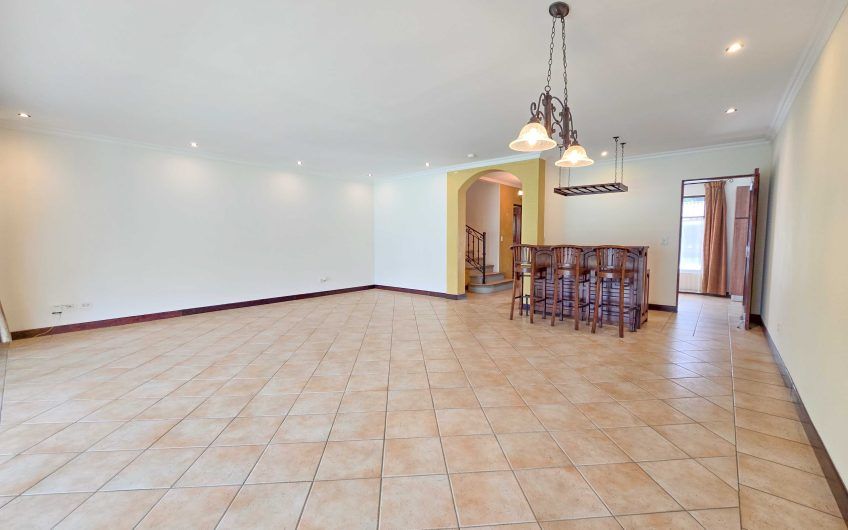 Puerta de Hierro Santa Ana! Condo de 3 habit. con jardín