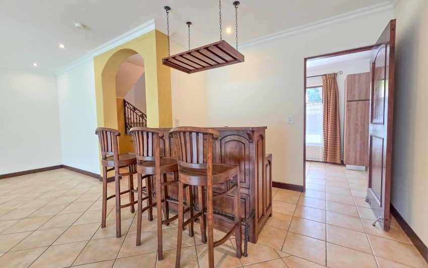 Puerta de Hierro Santa Ana! Condo de 3 habit. con jardín