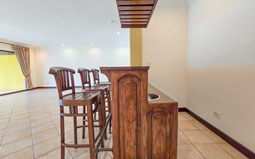 Puerta de Hierro Santa Ana! Condo de 3 habit. con jardín