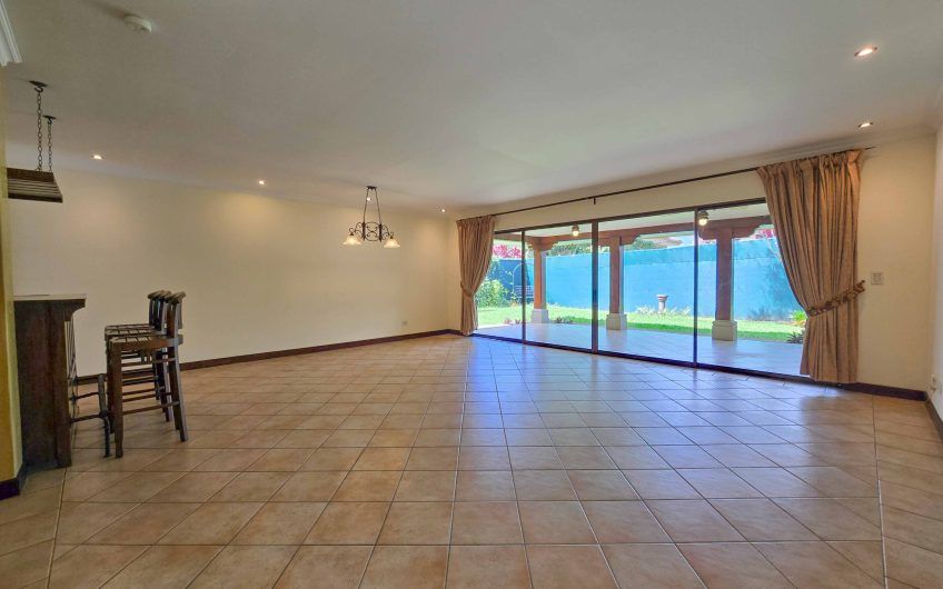 Puerta de Hierro Santa Ana! Condo de 3 habit. con jardín