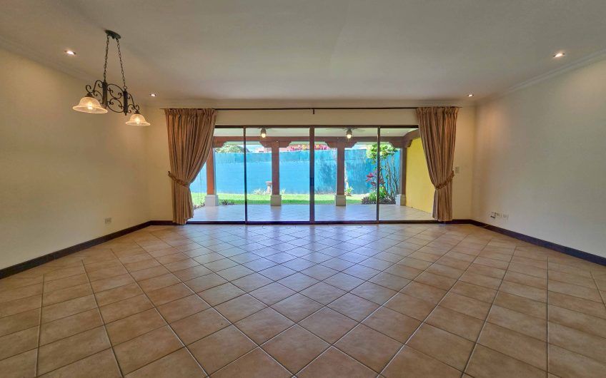 Puerta de Hierro Santa Ana! Condo de 3 habit. con jardín