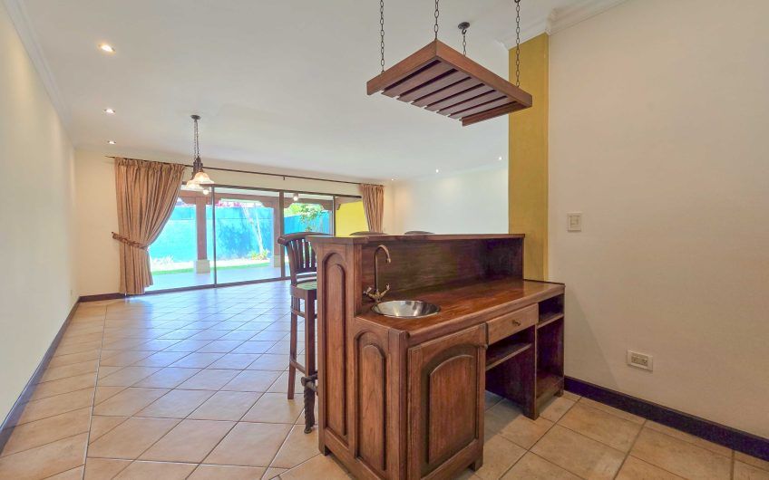 Puerta de Hierro Santa Ana! Condo de 3 habit. con jardín