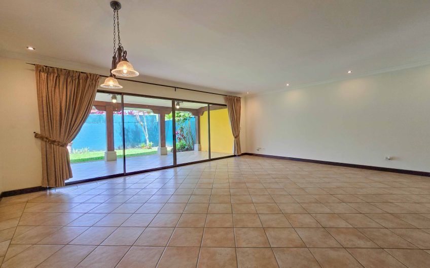 Puerta de Hierro Santa Ana! Condo de 3 habit. con jardín