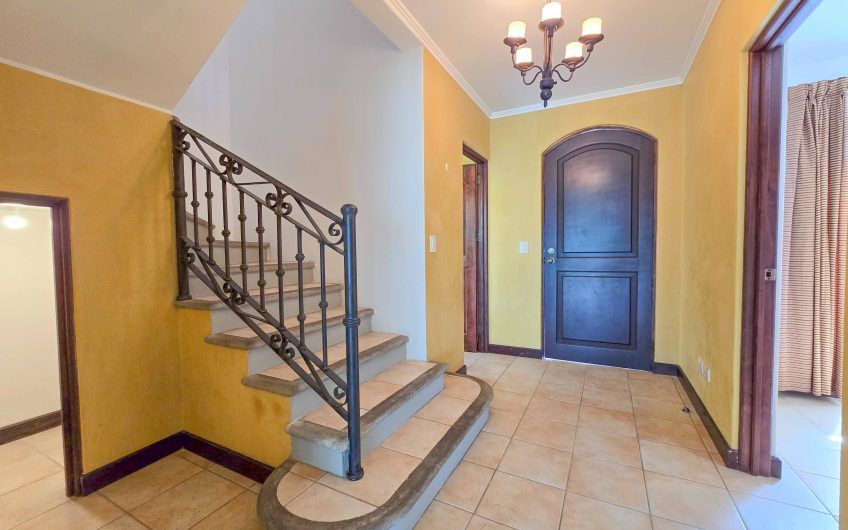 Puerta de Hierro Santa Ana! Condo de 3 habit. con jardín