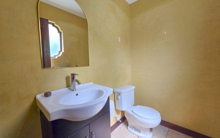 Puerta de Hierro Santa Ana! Condo de 3 habit. con jardín