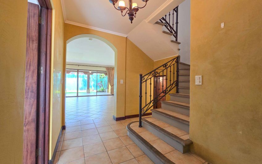 Puerta de Hierro Santa Ana! Condo de 3 habit. con jardín