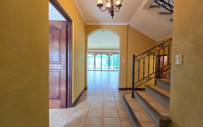 Puerta de Hierro Santa Ana! Condo de 3 habit. con jardín